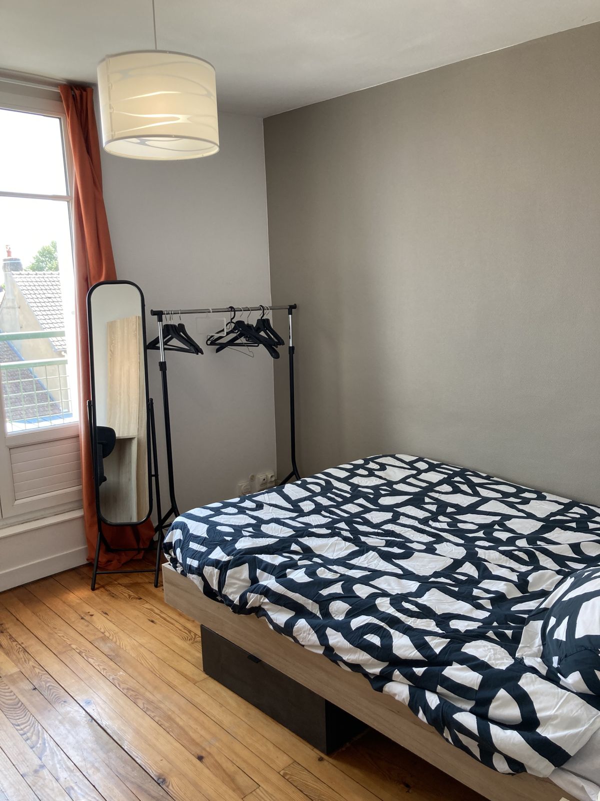 Chambre 1, avec penderie, miroir et fenêtre côté est