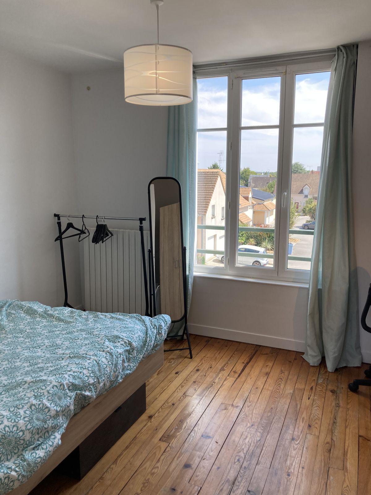 Chambre 2, avec penderie, miroir et vue sur les toits d'Alençon