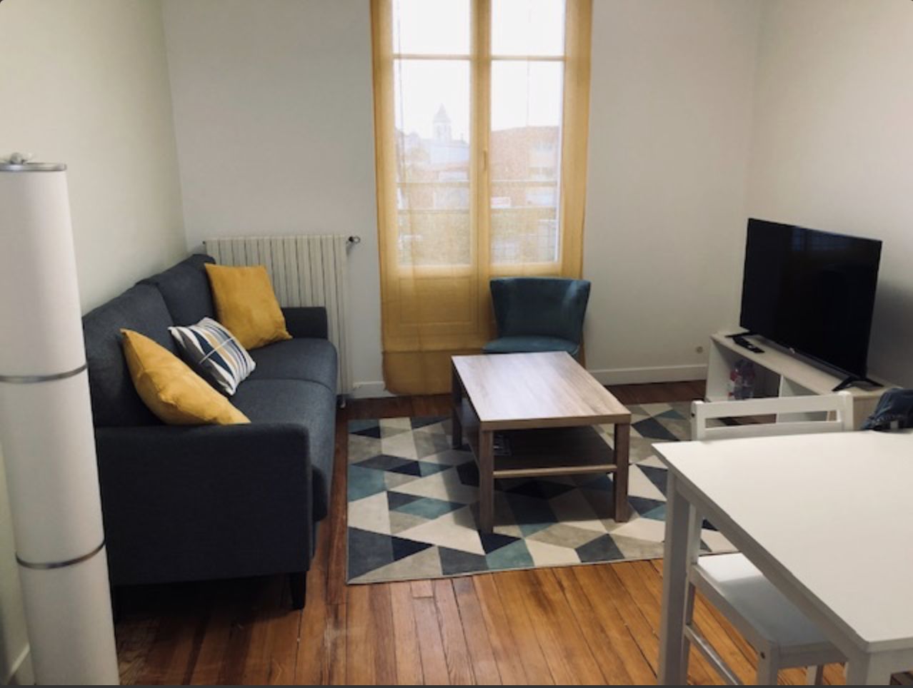 Salon avec canapé, table basse et télévision