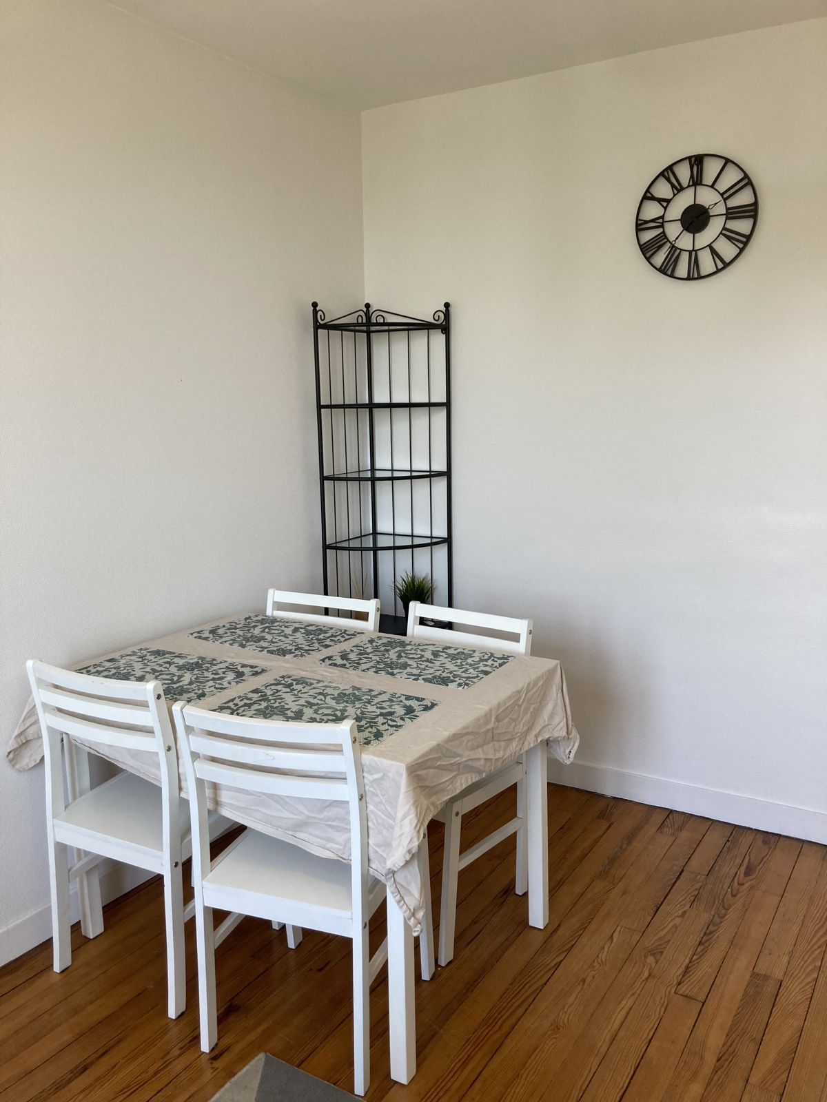 Coin repas du séjour, table et chaises