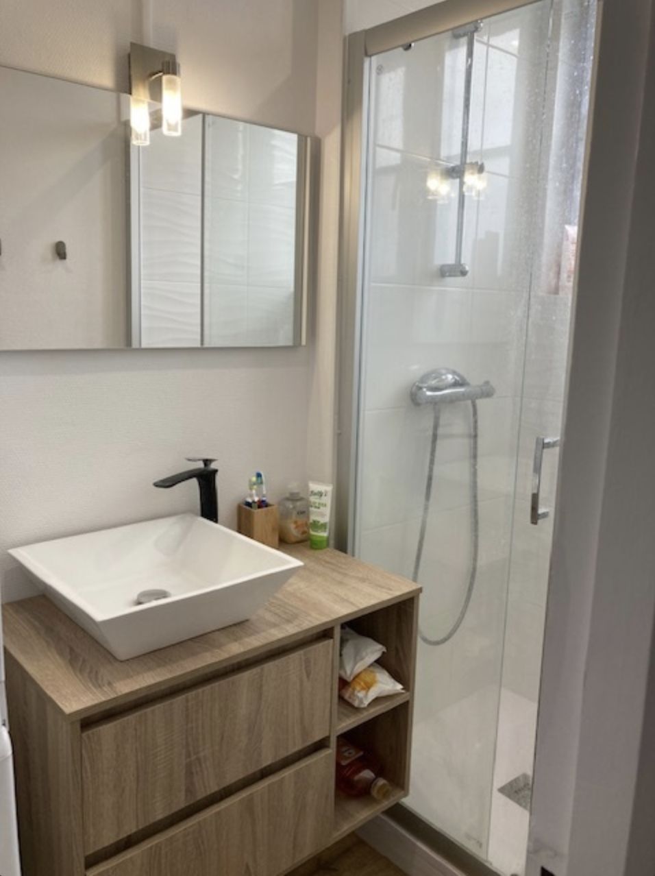 Salle de bain rénovée avec vasque et douche